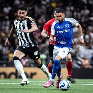 Junior Alonso, do Atlético, e Wanderson, do Cruzeiro, durante o primeiro jogo das quartas de final da Copa do Brasil