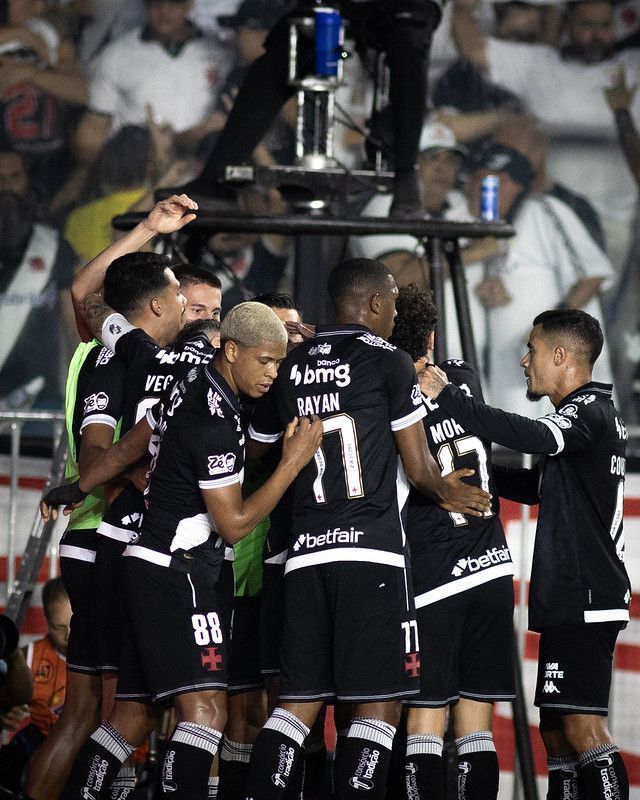 Após cinco reforços, Diniz abre o jogo sobre movimentação do Vasco no mercado