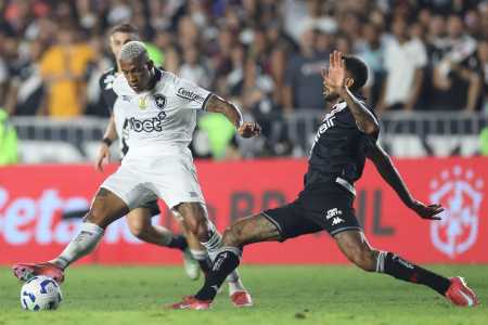 Botafogo x Vasco: Danilo em ação em São Januário no jogo de ida das quartas de final da Copa do Brasil