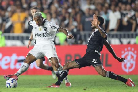 Botafogo x Vasco: Danilo em ação em São Januário no jogo de ida das quartas de final da Copa do Brasil