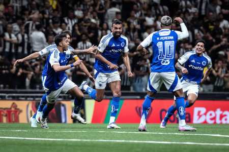 Time do Cruzeiro celebra vitória contra o Atlético, na ida das quartas de final da Copa do Brasil