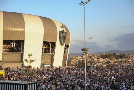 Torcida do Atlético na espanada da Arena MRV