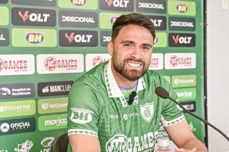 Goleiro Gustavo durante apresentação oficial no América, no CT Lanna Drumond