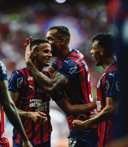 Time do Bahia celebra gol de Luciano Juba, diante do Fluminense, nesta quinta-feira (28)