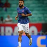 Lateral do Fluminense volta para o Rio para examinar gravidade da lesão