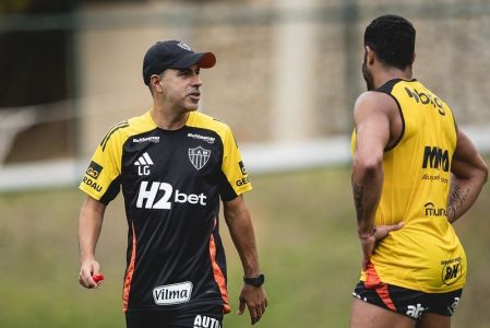 Lucas Gonçalves e Hulk, em treino do Atlético