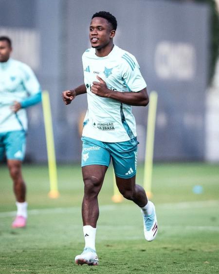 Luis Sinisterra durante treino do Cruzeiro