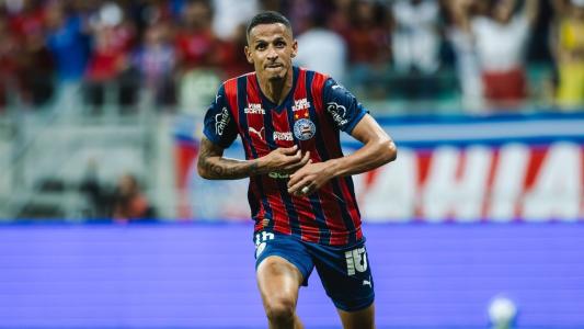 Luciano Juba comemora gol com a camisa do Bahia