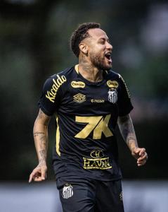 Neymar durante treino do Santos neste sábado (30), no CT Rei Pelé