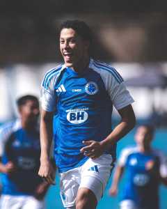 Felipe Morais celebra gol pelo Cruzeiro diante do Atlético, neste sábado (30)