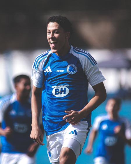 Felipe Morais celebra gol pelo Cruzeiro diante do Atlético, neste sábado (30)