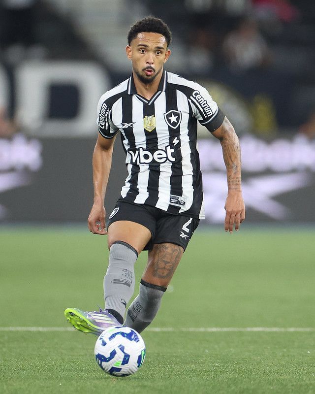História no Cruzeiro e glória no Botafogo: conheça Vitinho, novo lateral da Seleção