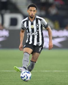 Vitinho em ação pelo Botafogo
