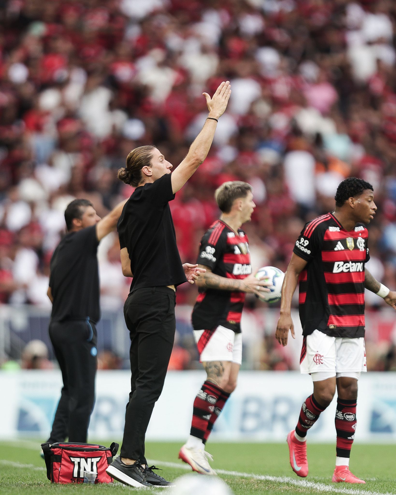 Filipe Luís elogia volume ofensivo do Flamengo e lamenta empate com o Grêmio