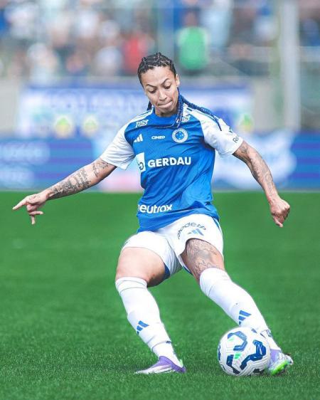 Byanca Brasil durante jogo do cruzeiro feminino