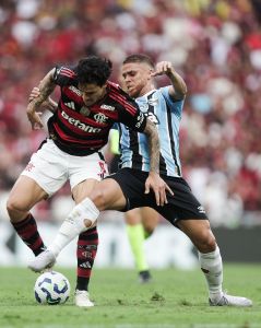 Flamengo x Grêmio: Pedro e Cuéllar disputam a bola no Estádio do Maracanã