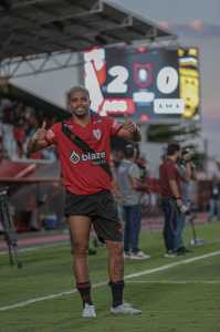 Robert, meio-campista do Atlético-GO, que está emprestado pelo Atlético