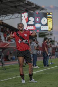 Robert, meio-campista do Atlético-GO, que está emprestado pelo Atlético