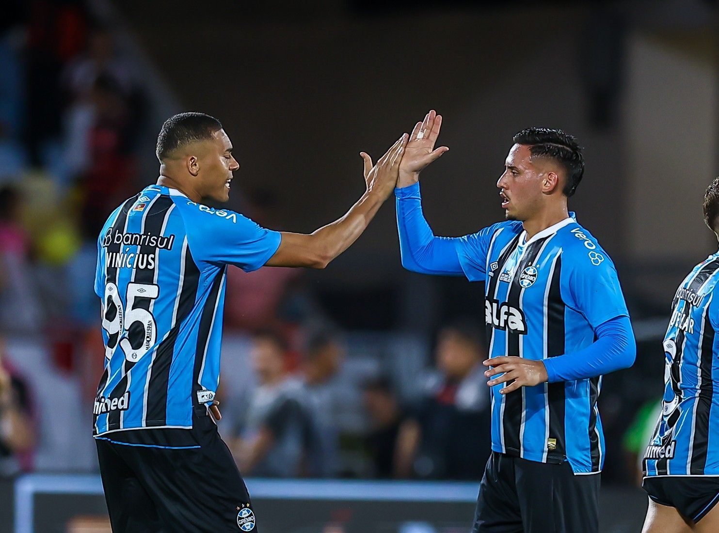Reforços do Grêmio se destacam e ganham espaço no time titular de Mano Menezes