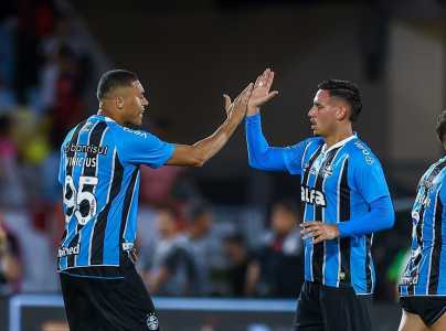 Carlos Vinicius e Erick Noriega foram titulares do Grêmio contra o Flamengo