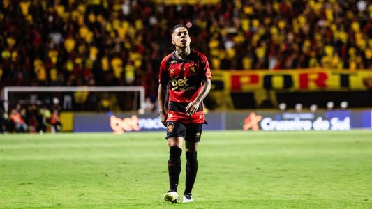 Matheusinho, atacante do Sport durante jogo na Ilha do Retiro