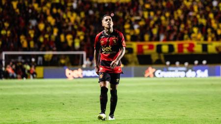 Matheusinho, atacante do Sport durante jogo na Ilha do Retiro