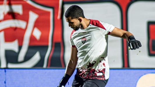 Goleiro Lucas Arcanjo durante aquecimento do Vitória no Barradão