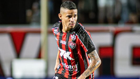 Atacante Erick em ação pelo Vitória durante jogo do Campeonato Brasileiro