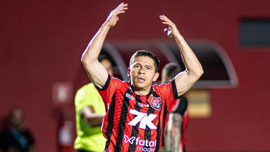 Osvaldo em ação pelo Vitória em jogo do Campeonato Brasileiro