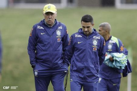 Carlo Ancelotti, técnico da Seleção Brasileira, ao lado de Rodrigo Caetano, diretor de seleções