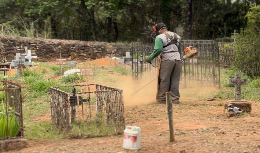 Prefeitura de Ouro Preto realiza serviços de limpeza e roçagem em espaço de memória de São Bartolomeu