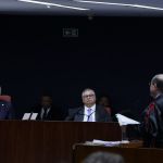 Vídeo: Dino corrige advogado de Bolsonaro sobre ‘ministro do exército’ em julgamento