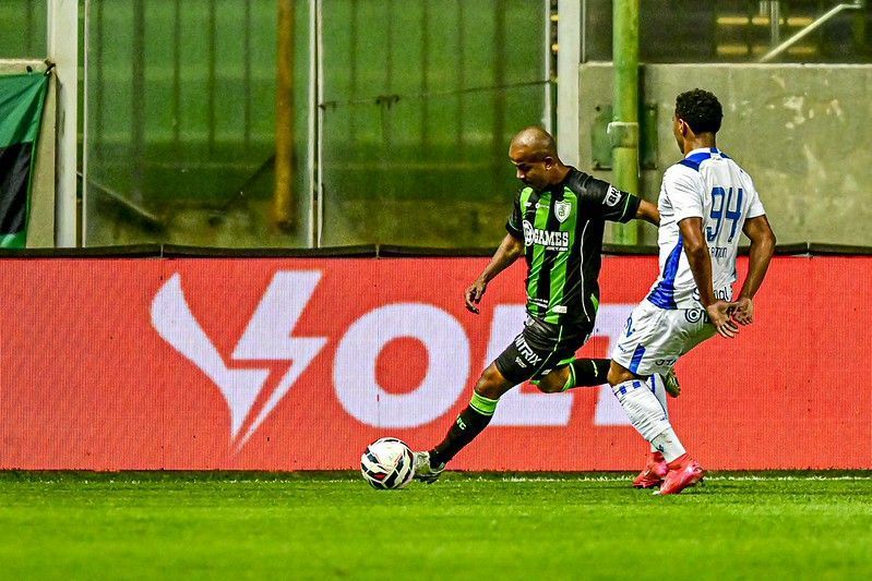 Jogador do América vai às redes e anuncia saída do clube após campanha na Série B