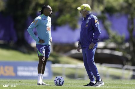 Raphinha e Carlo Ancelotti: técnico da Seleção Brasileira em papo com o atacante antes da partida com o Chile