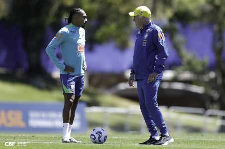 Raphinha e Carlo Ancelotti: técnico da Seleção Brasileira em papo com o atacante antes da partida com o Chile