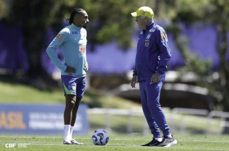Raphinha e Carlo Ancelotti: técnico da Seleção Brasileira em papo com o atacante antes da partida com o Chile