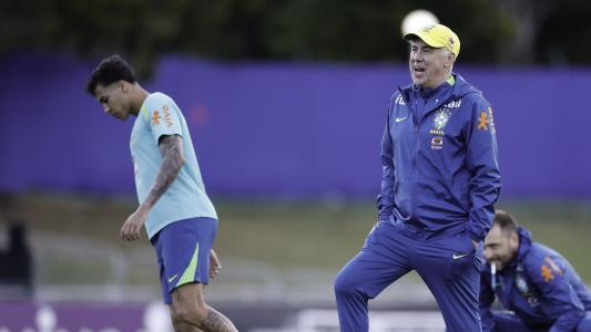 Kaio Jorge (esq) e Carlo Ancelotti (dir) em treinamento na Granja Comary