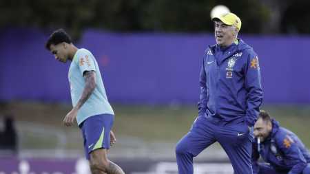 Kaio Jorge (esq) e Carlo Ancelotti (dir) em treinamento na Granja Comary