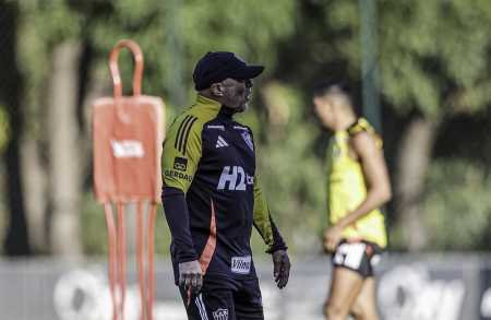 Técnico Jorge Sampaoli no comando do treino do Atlético na Cidade do Galo