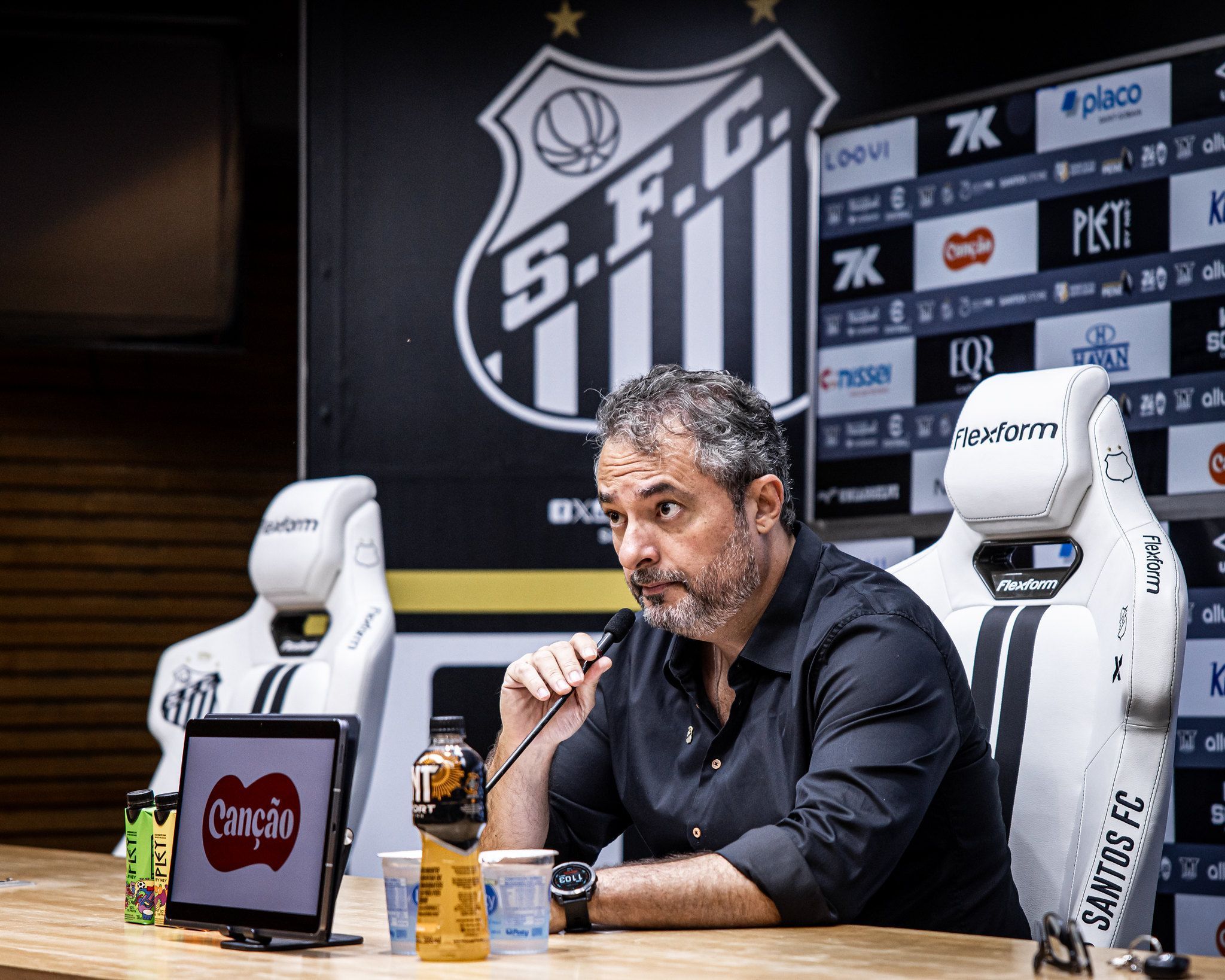 Diretor do Santos, Mattos se revolta com jornalista após pergunta sobre Billal