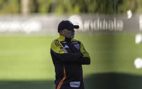 Técnico Jorge Sampaoli no comando do treino do Atlético na Cidade do Galo