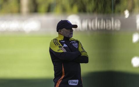 Técnico Jorge Sampaoli no comando do treino do Atlético na Cidade do Galo