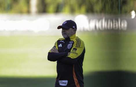 Técnico Jorge Sampaoli no comando do treino do Atlético na Cidade do Galo