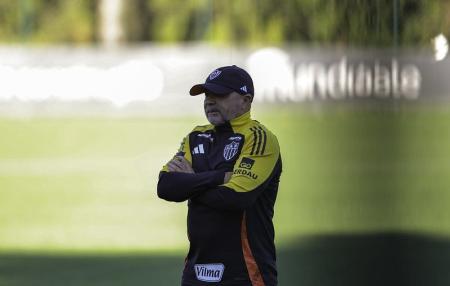 Técnico Jorge Sampaoli no comando do treino do Atlético na Cidade do Galo