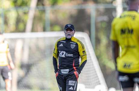 Jorge Sampaoli no comando do treino do Atlético na Cidade do Galo