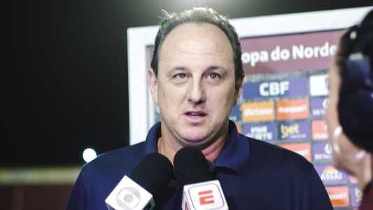 Técnico Rogério Ceni durante entrevista