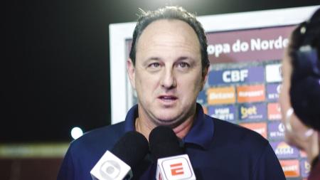 Técnico Rogério Ceni durante entrevista