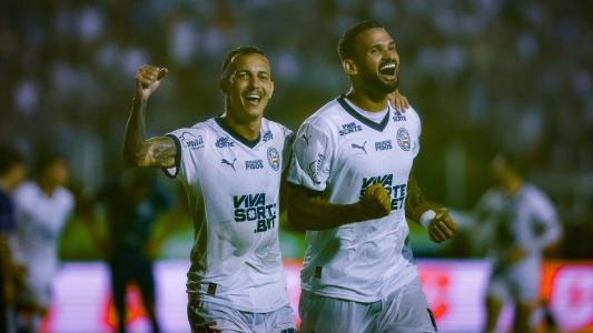 Willian José (à dir.) comemora gol do Bahia sobre o Confiança ao lado do companheiro Iago