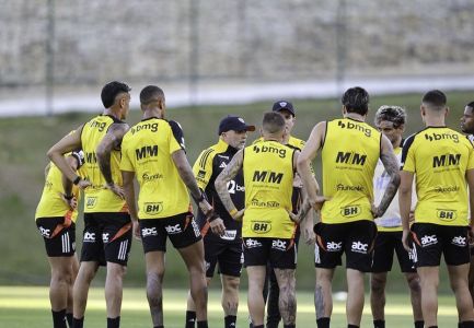 Sampaoli e parte do elenco durante treino na Cidade do Galo