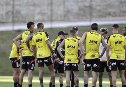 Sampaoli e parte do elenco durante treino na Cidade do Galo